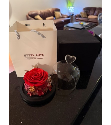 Elegance preservative rose and the gift set 1. An arrangement by Flamingo Floral and Gifts.