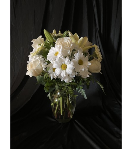 MF Florist's Choice White - Deluxe. An arrangement by Magic Flowers Inc..