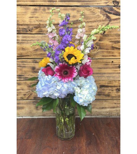 Blooming Daydream. An arrangement by Pearl River Farm Market.