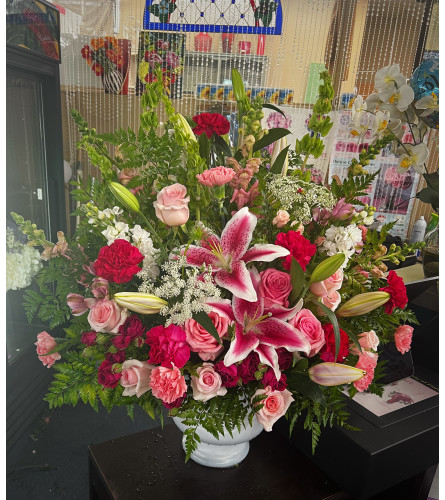 Memorial Basket Design 1 - Deluxe. An arrangement by Sun Valley Florist.