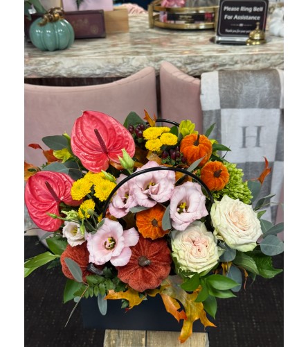 Tender Whisper Bloom Bag - Deluxe. An arrangement by Berlin Flower Shop.
