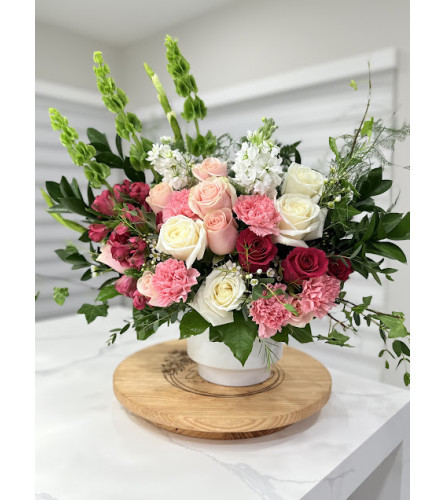 BLUSH AND BERRY GARDEN - Deluxe. An arrangement by EverBlooming Luxe Designs.