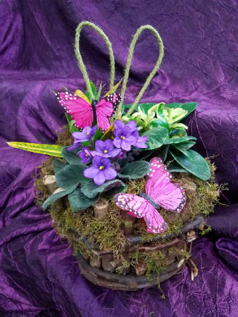 RUSTIC LIVEBASKET WITH BUTTERFLIES AND MOSS RUSTIC LIVEBASKET WITH BUTTERFLIES AND MOSS