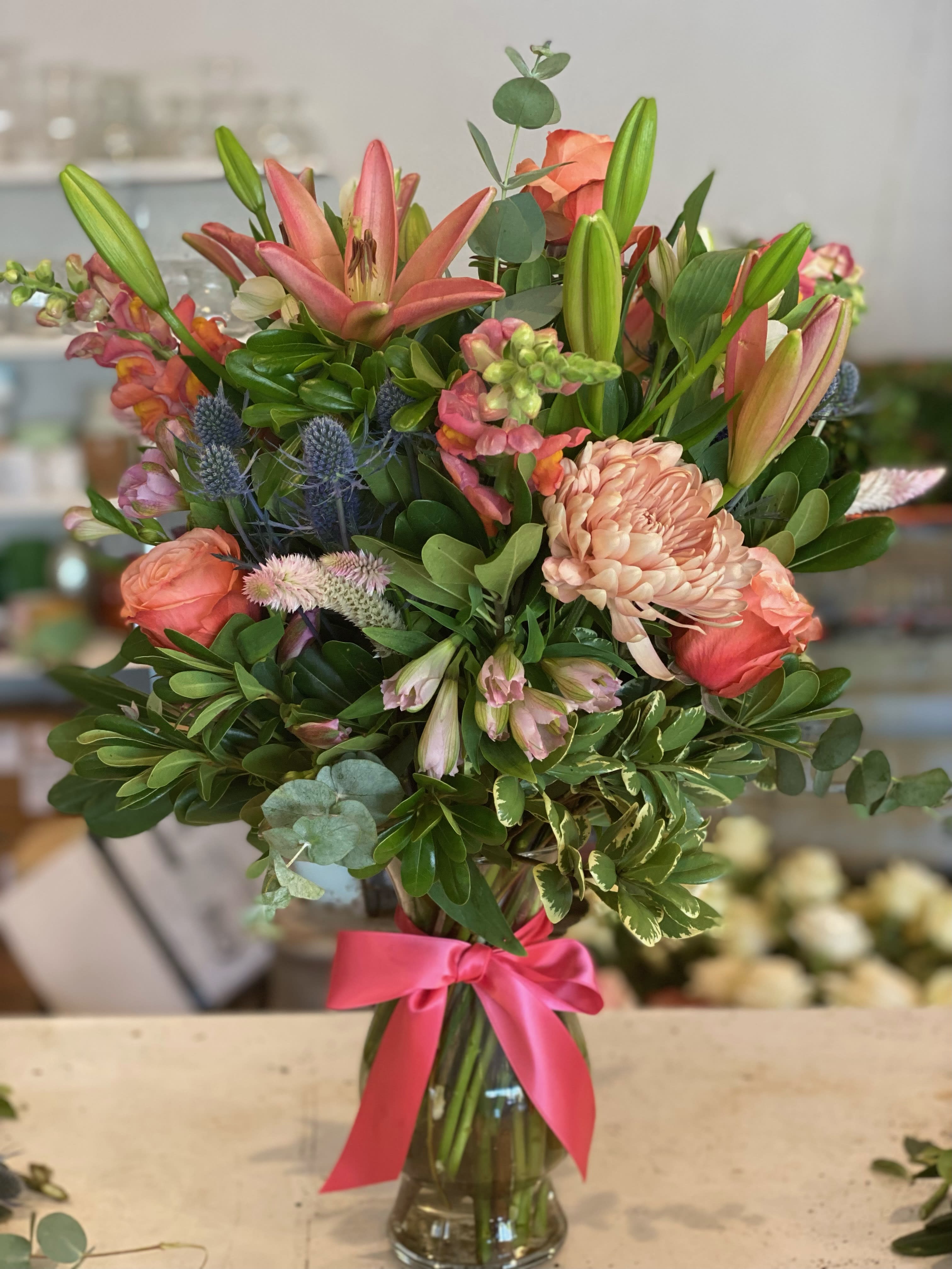 Peachy Keen. An arrangement by Lizzi Belle Designs.