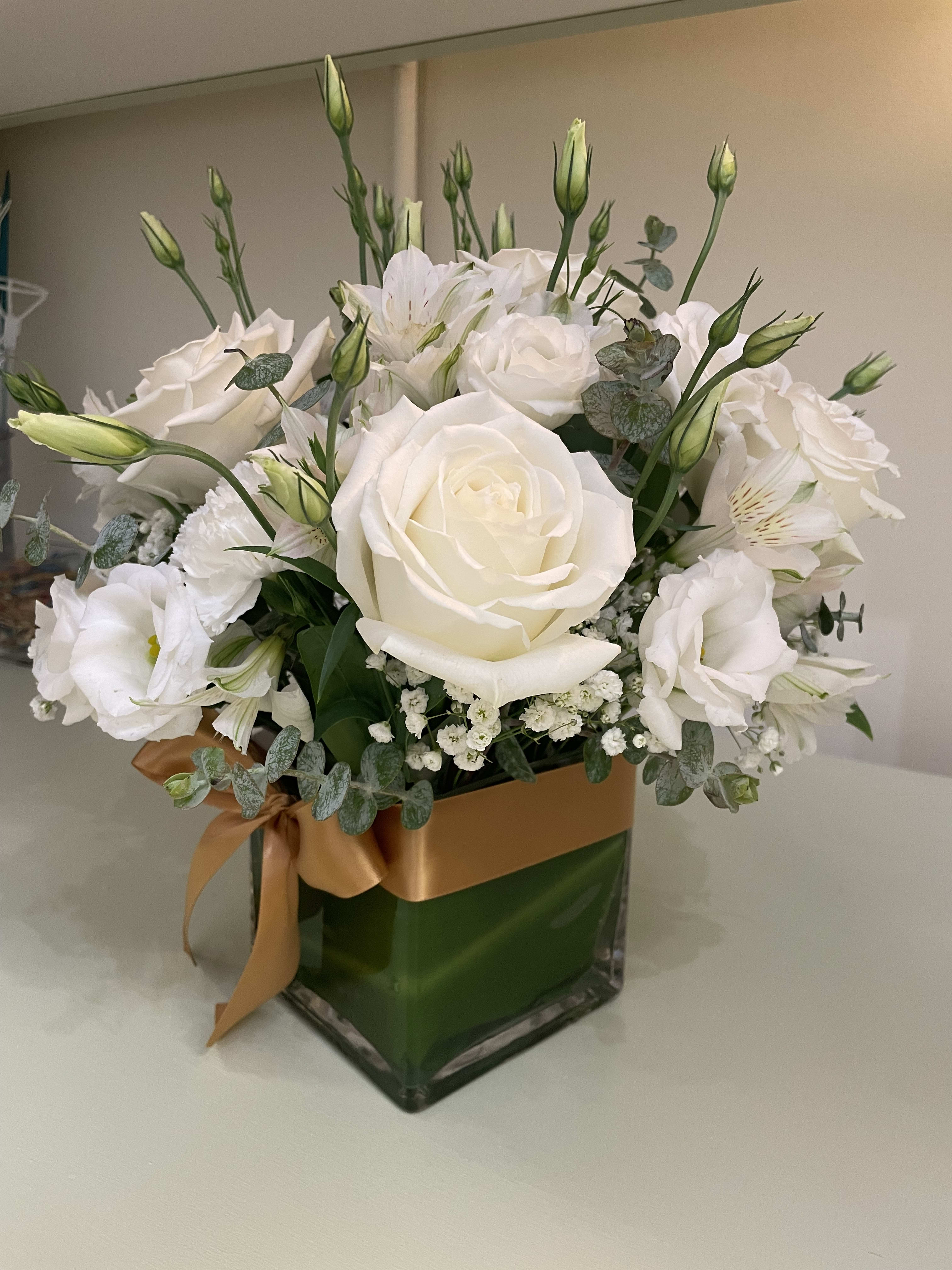 Roses and Lisianthus Arrangement. An arrangement by Violeta's Flower Shop. Roses and Lisianthus Arrangement. An arrangement by Violeta's Flower Shop.