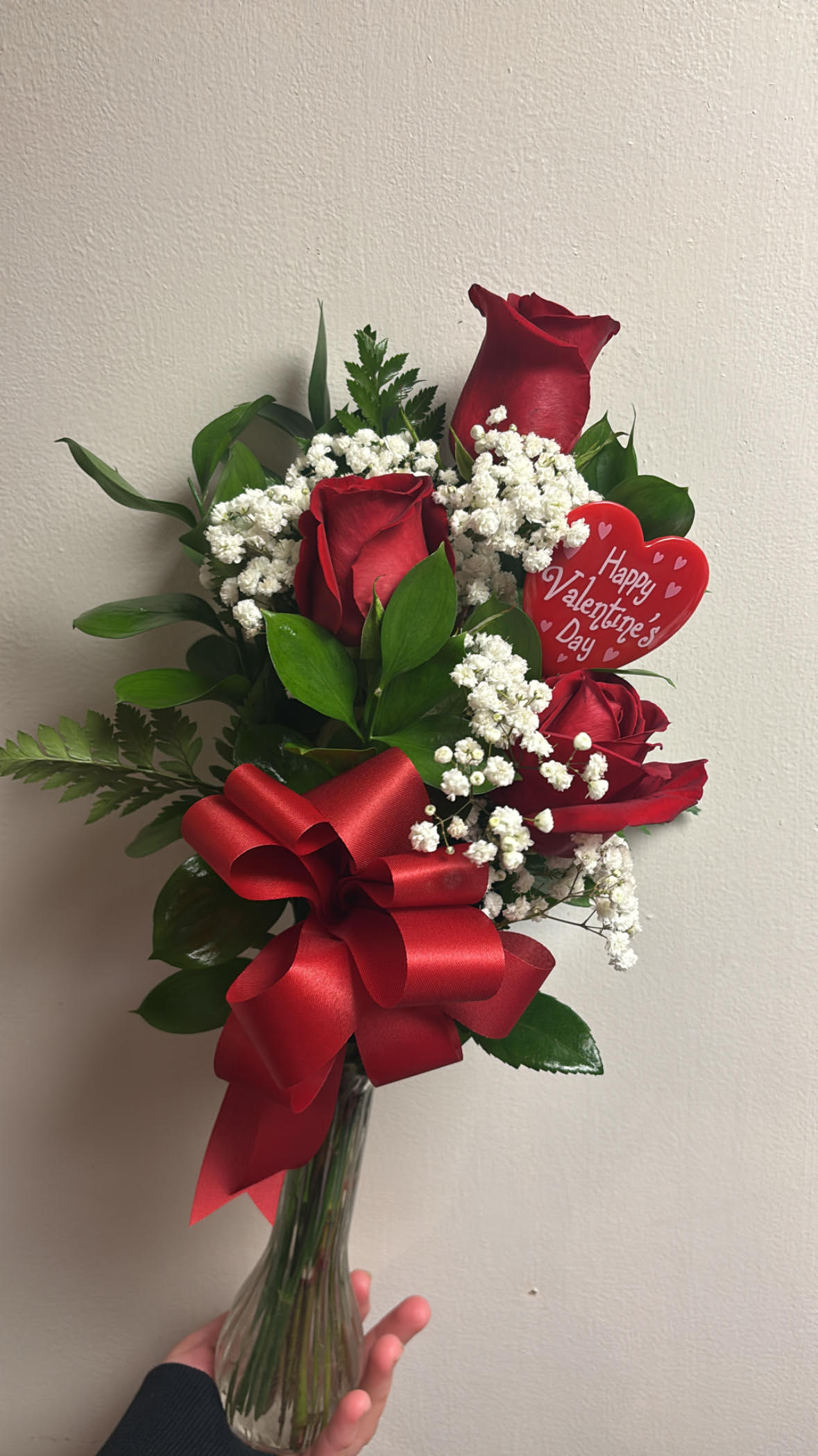 Bud Vase Roses. An arrangement by Floreria Aurora.