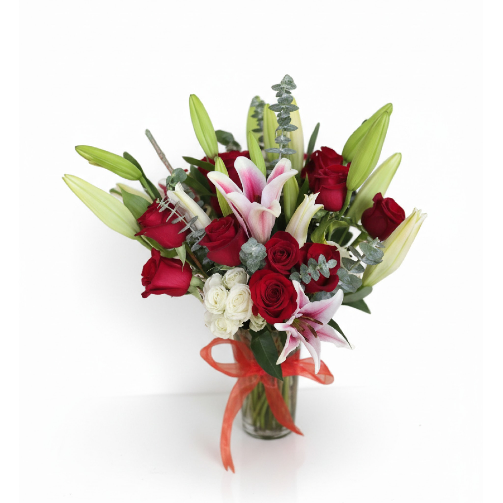 The one (Roses + lilies). An arrangement by La Bolsa Rosa.