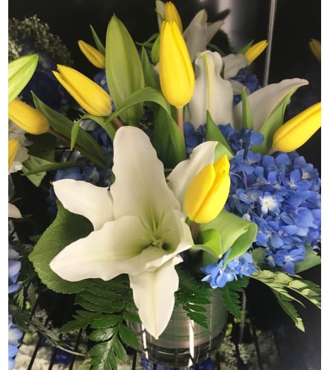 TFD002A. An arrangement by Tarrytown Floral Designs.