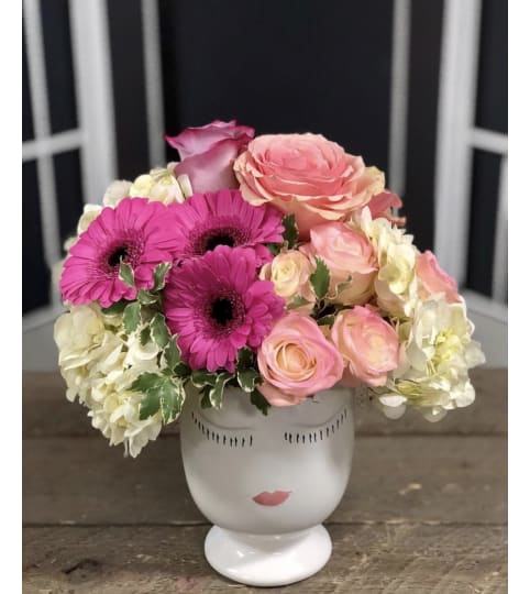 Salma. An arrangement by Amazing Flowers.