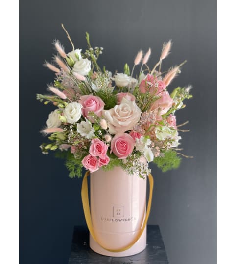 Allisons Garden ( on the picture standart size). An arrangement by Lux Flower Box.