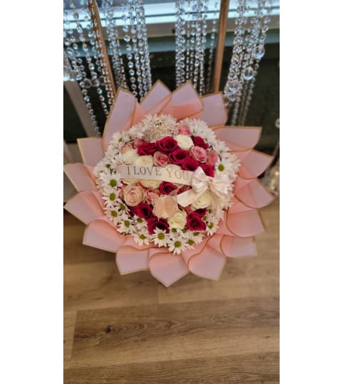 Royal Rose and Daisy Embrace. An arrangement by Vemongi Flowers.