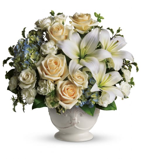 Beautiful Dreams T209-1A. An arrangement by Jennifer's Flowers and Gifts.