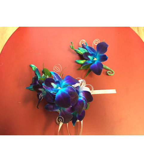 blue set of corsage and boutonniere 