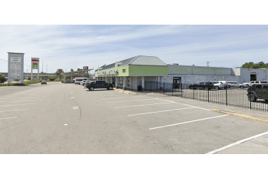 Flowers of Jacksonville florist arranging flowers
