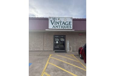 Honie Rose Design florist arranging flowers