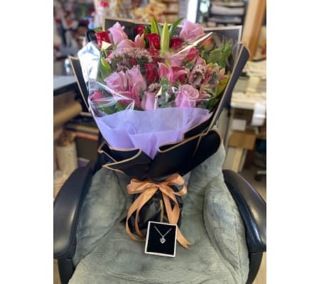 Fancy mix bouquet with necklace