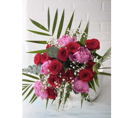 Dozens And Peony Bouquet (No Vase)