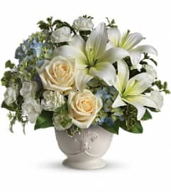Beautiful Dreams T209-1A. An arrangement by Jennifer's Flowers and Gifts.