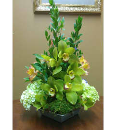 CUSTOMA-003. An arrangement by Creations de Belle.