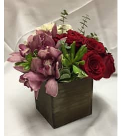 CUSTOMA-032. An arrangement by Creations de Belle.