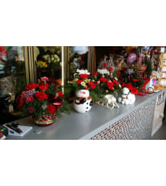 Christmas Snowman Arrangement. An arrangement by Flamingo Floral and Gifts.