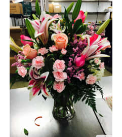 Hello Beautiful. An arrangement by Seasons Change Designs.