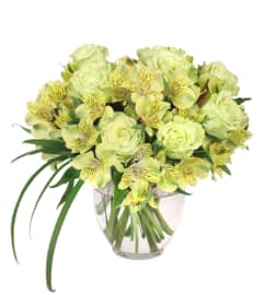 FSN-HEIRLOOM BOUQUET. An arrangement by Erika's Flowers.