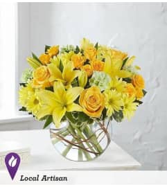 Sunshine Glamour. An arrangement by Aventura Glamour Flowers. Sunshine Glamour. An arrangement by Aventura Glamour Flowers.
