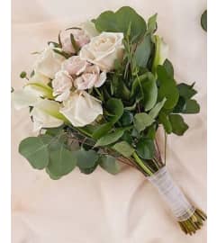 THROW BOUQUET GUZMAN. An arrangement by Geni's Florist and Gifts.