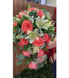 The bride is happy today. An arrangement by Floreria Mexico.