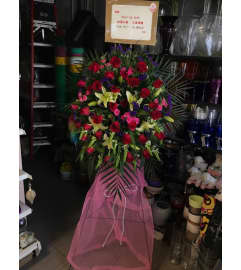 Premium Gift 9496. An arrangement by Flamingo Floral and Gifts.