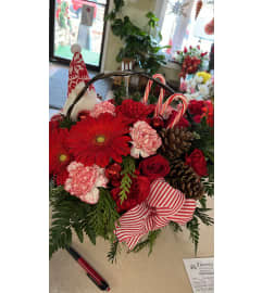 Peppermint on Christmas. An arrangement by Floreria Mexico.