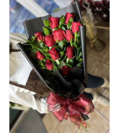 Elegant wrap in black. An arrangement by Floreria Mexico.