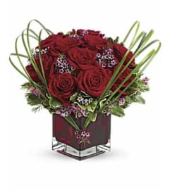 Heart Romantic Cube. An arrangement by Aventura Blooming Petals.