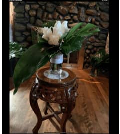 Broadway Gold. An arrangement by Silver Rose Emotions.