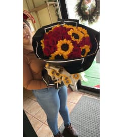 Sunshine and love buchón bouquet. An arrangement by Floreria Mexico.