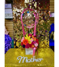 Moms Balloon. An arrangement by Manny's Flower Design.