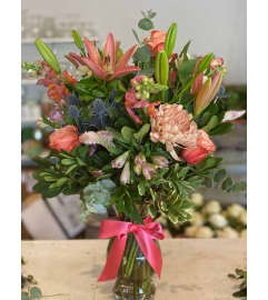Peachy Keen. An arrangement by Lizzi Belle Designs.