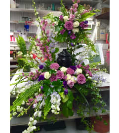 Urne-3. An arrangement by Helene Fleuriste.