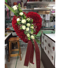 Red broken heart. An arrangement by Helene Fleuriste.