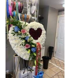 Customize broken heart. An arrangement by Helene Fleuriste.