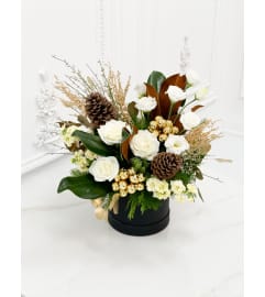 Miss Gold. An arrangement by Lux Flower Box.