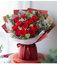 VD5. An arrangement by Win's Flowers.