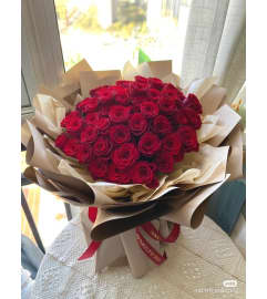 VD24. An arrangement by Win's Flowers.