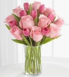 VD25. An arrangement by Win's Flowers.