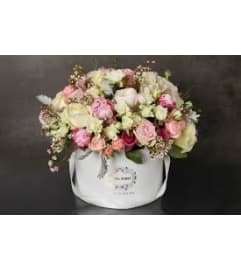 Flower Box La Gi Deluxe. An arrangement by Flowers by La Gi.