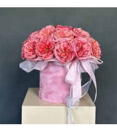 Hat box of Roses Pink Xpression. An arrangement by Floral Savour.
