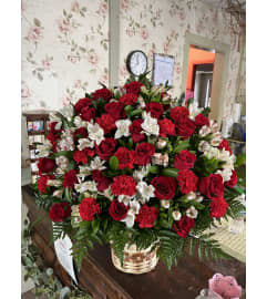 Canasta De Rosas / basket of roses. An arrangement by Floreria Aurora.