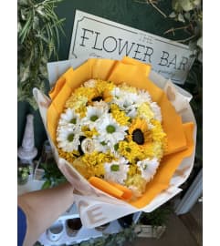 Brillas Tan Lindo Wrapped Bouquet. An arrangement by Floreria Aurora.
