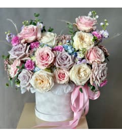 Flower Box Serene Rose Luxe. An arrangement by Floral Savour.